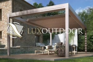Terrasse moderne avec pergola bioclimatique à lames orientables pour se protéger de la canicule